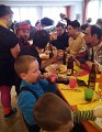 26 Die Kids haben eine Durst und trinken aus der kleine Flasche